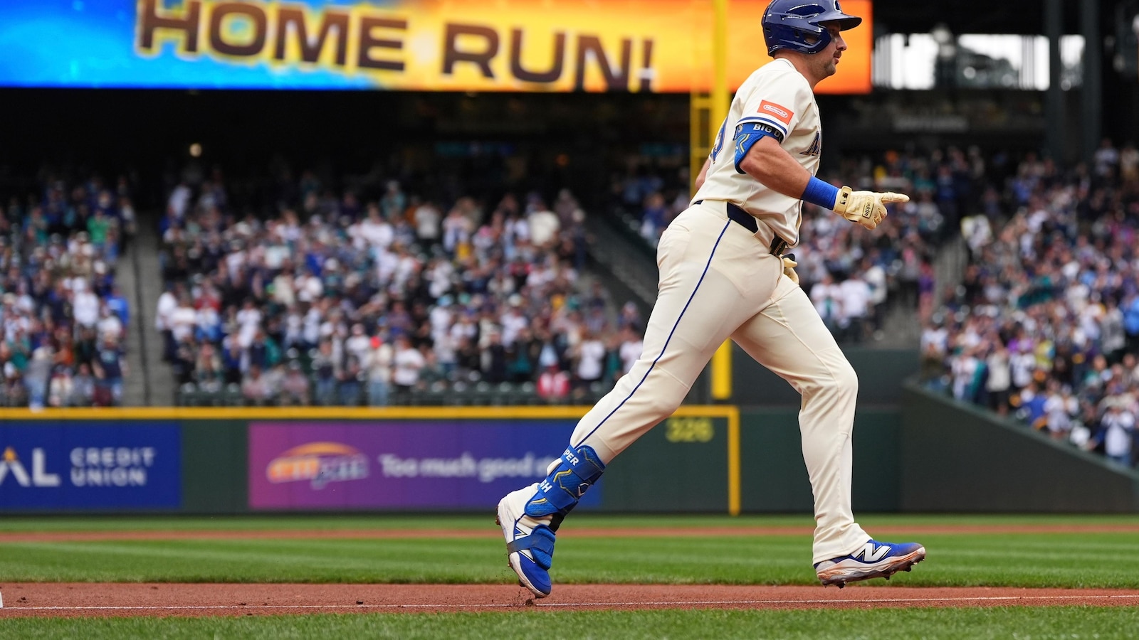 Cal Raleigh breaks Ken Griffey Jr.'s single-season home run record for Mariners